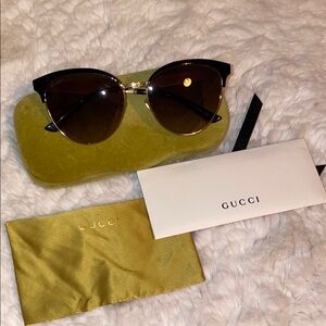 Gucci Women's Black and Gold Sunglasses Authentic